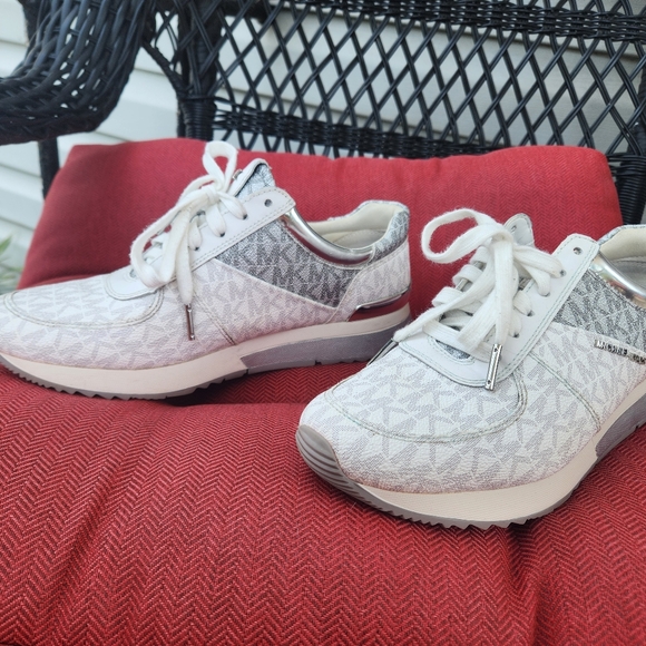 Michael Kors sneakers size 9 - Picture 3 of 6